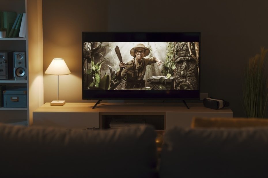 Em sala de estar, exibindo um filme de aventura, uma tela de TV representa o que é resolução de tela