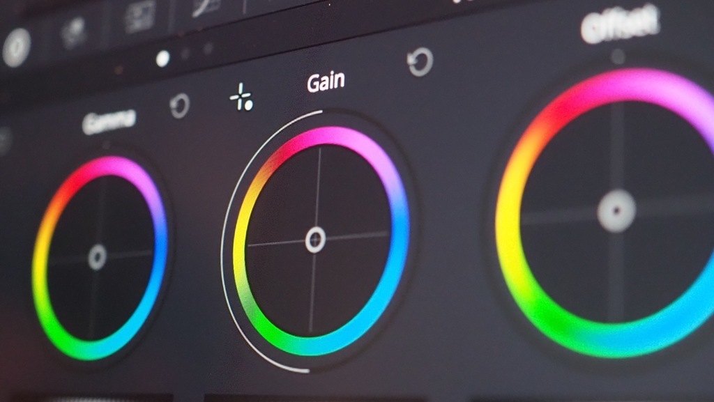 Ajustes de cores em tela de monitor, simbolizando calibração de tela