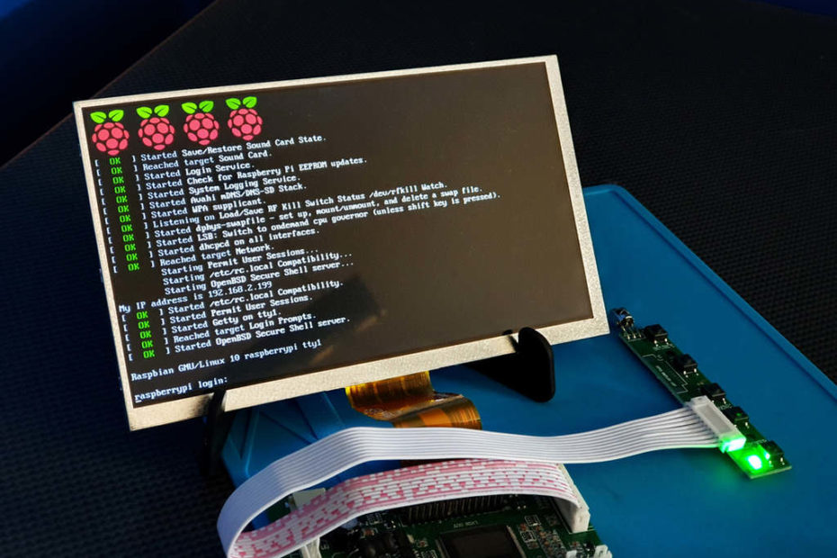 Raspberry Pi com display instalado e ligado