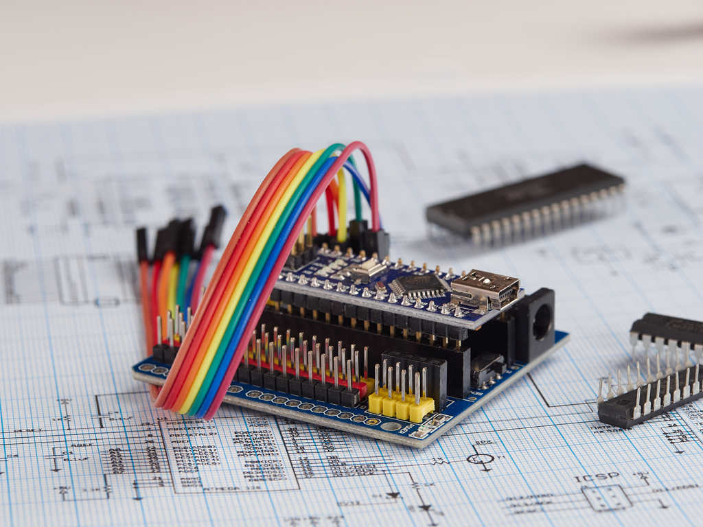 Arduino e microcontrolador, demonstrando sua relação com Interface UART