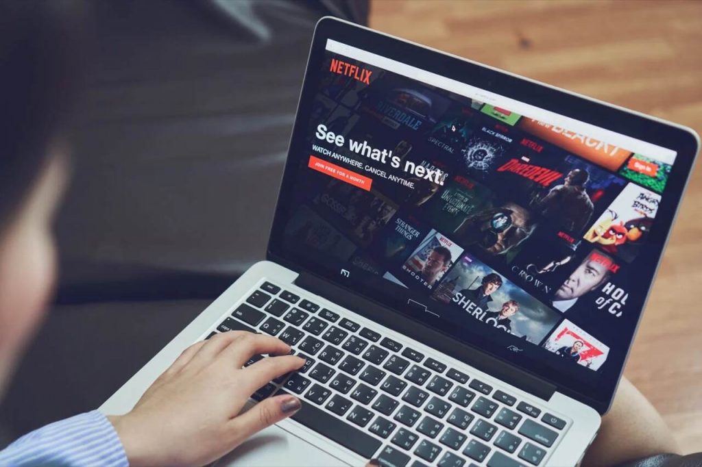 mulher acessando netflix pelo notebook